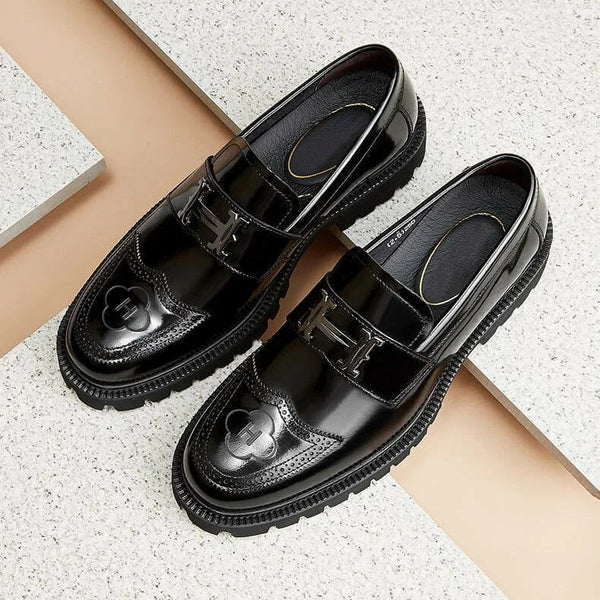 Zwarte leren loafers met decoratief patroon en stevige zool, stijlvolle herenschoenen voor formele gelegenheden, luxe modeaccessoire.