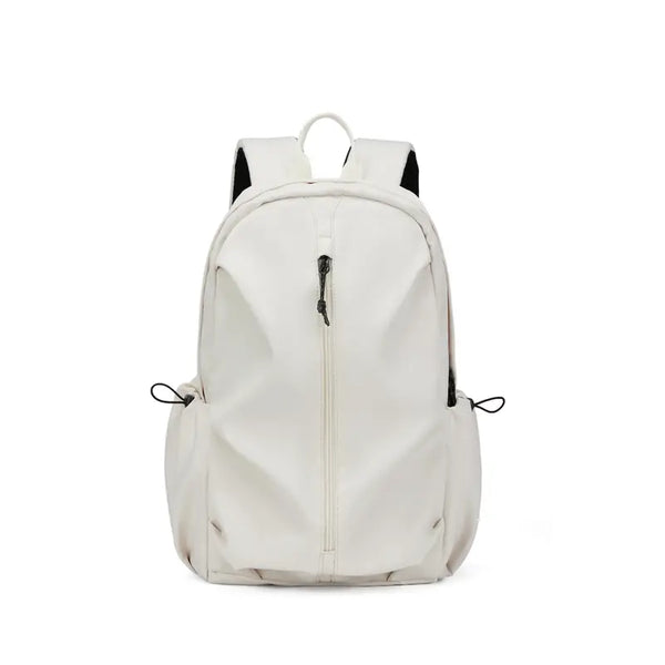 Witte rugzak met minimalistisch design, voorvak met rits, verstelbare schouderbanden en zijvakken. Ideaal voor school, werk of reizen.