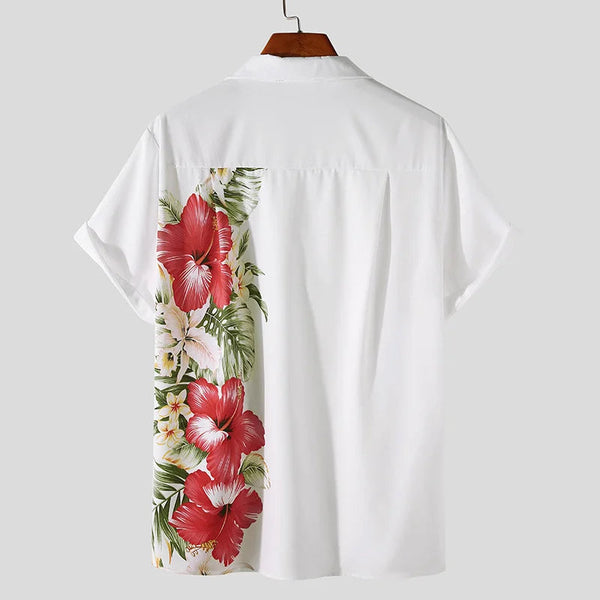 Witte Hawaii-overhemd met korte mouwen, rode hibiscusbloemen en groene bladeren. Perfect voor zomermode en strandkleding.