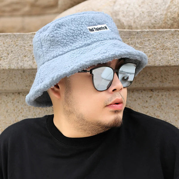 Man met grijze teddy bucket hat en zonnebril, casual look, trendy herenkleding, buitenmode, moderne accessoires, comfortabele stijl.