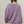 Vrouw in gestreepte trui met roze en groene strepen, groene gebreide muts, blauwe jeans. Modieuze casual outfit, herfstkleding.