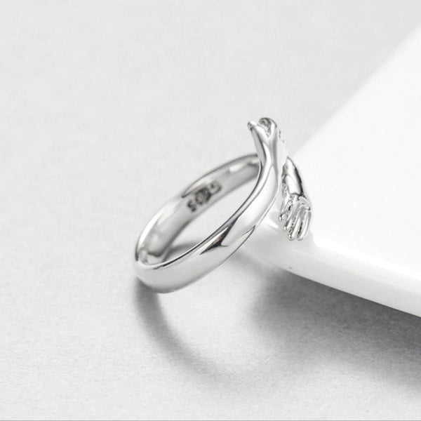 Zilveren verstelbare ring met handontwerp, minimalistisch en elegant, perfect voor dagelijks gebruik of speciale gelegenheden. Uniek sieraad cadeau.