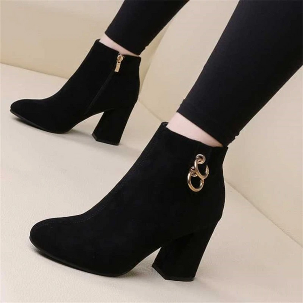 Zwarte suède enkellaarsjes met hoge hak en gouden sierdetail, stijlvolle damesmode, perfect voor herfst- en winteroutfits, trendy schoenen.