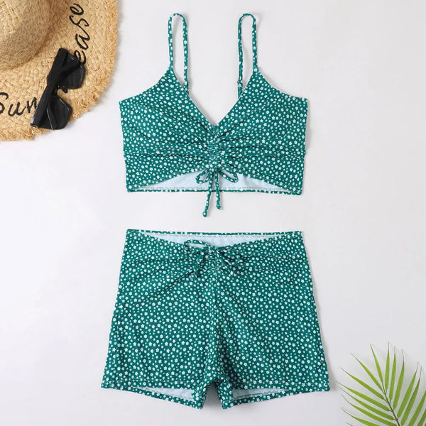 Groen polkadot bikini set met ruches, bestaande uit een top met verstelbare bandjes en een bijpassende short. Perfect voor zomerse stranddagen.