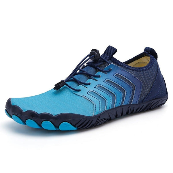 Blauwe minimalistische hardloopschoen met antislipzool en elastische veters, ideaal voor trailrunning en outdooractiviteiten.