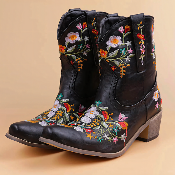 Zwarte leren cowboylaarzen met kleurrijke bloemenborduursels, blokhak en ronde neus. Perfect voor damesmode en westerse stijl.