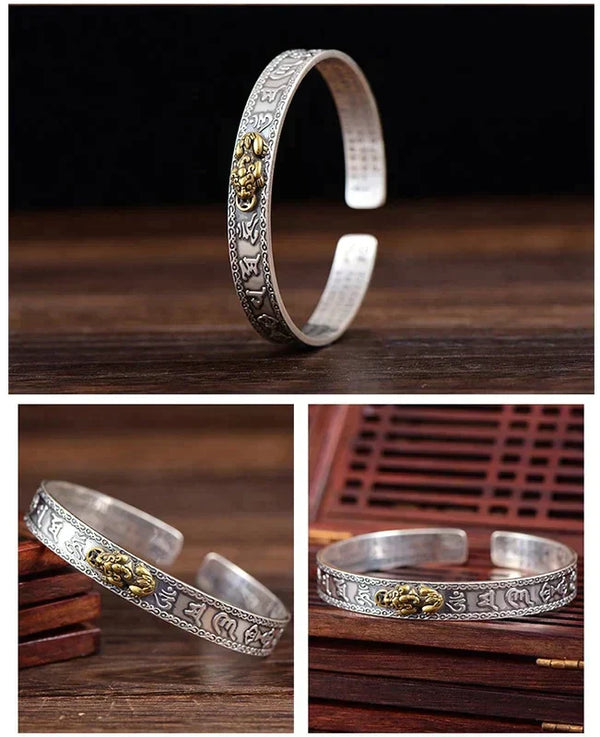 Zilveren armband met gegraveerde patronen en gouden leeuwendetail, handgemaakt sieradenaccessoire, unisex design, bohemian stijl.
