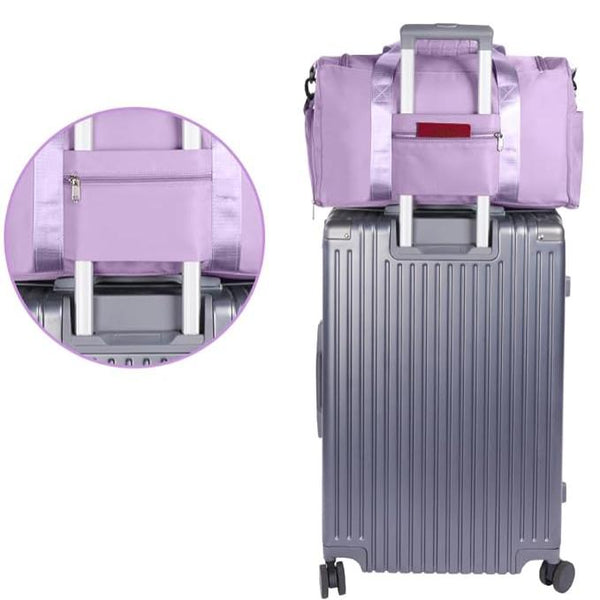 Lichtpaarse reistas op zilveren rolkoffer met telescopisch handvat, ideaal voor reizen. Handige bagagecombinatie voor vliegveld en vakantie.