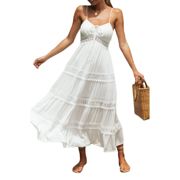 Vrouw in witte zomerjurk met kantdetails, draagt een rieten tas. Perfect voor strandmode en zomerse stijl. Elegante en luchtige outfit.