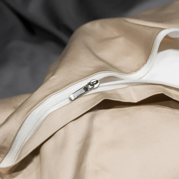 Beige dekbedovertrek met rits, close-up. Luxe beddengoed, katoen, duurzaam, comfortabel, slaapkameraccessoire, hoge kwaliteit, modern design.