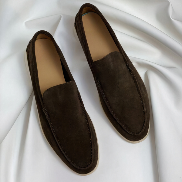 Bruine suède loafers voor heren op witte achtergrond, stijlvolle casual schoenen, comfortabele pasvorm, ideaal voor dagelijks gebruik en modebewuste mannen.