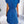 Blauwe geplooide jurk met korte mouwen, gedragen door vrouw, rugaanzicht. Elegante damesmode, zomerjurk, casual stijl, comfortabele pasvorm.