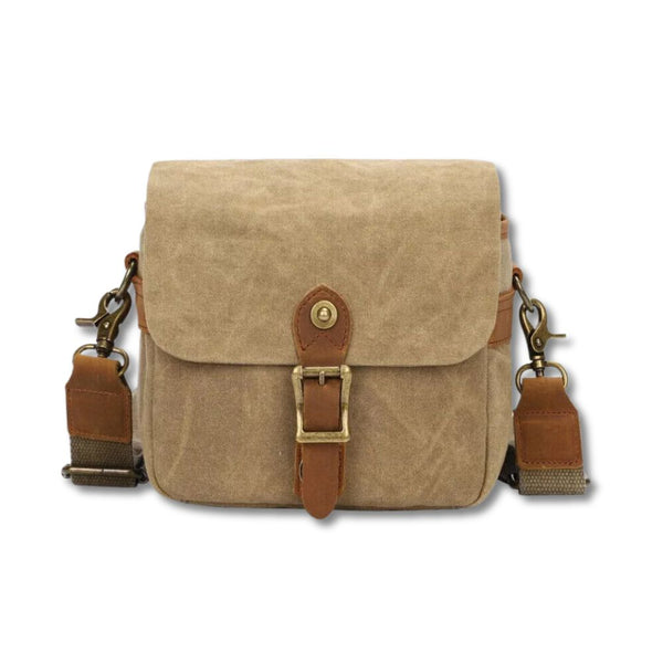 Beige canvas schoudertas met leren riem en metalen gesp, ideaal voor dagelijks gebruik. Stijlvolle en duurzame tas voor heren en dames.