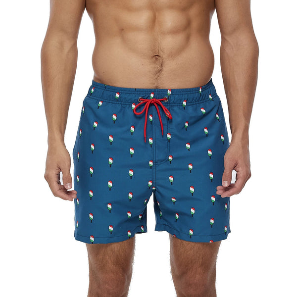 Blauwe zwembroek met ijslollypatroon en rode trekkoord, gedragen door man. Perfect voor strand en zwembad. Comfortabele en stijlvolle zwemkleding.