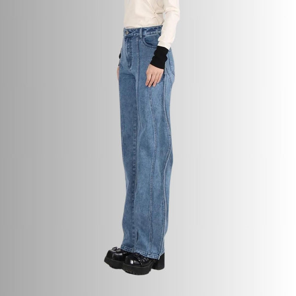 Vrouw in blauwe wijde jeans en zwarte platform schoenen, zijaanzicht. Trendy damesmode, casual outfit, denim broek.