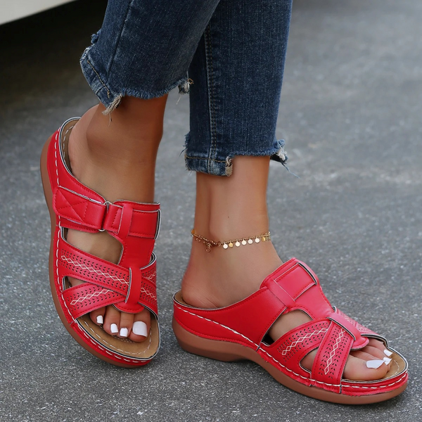 Rode leren sandalen voor dames, open teen, verstelbare bandjes, comfortabele zool, casual zomerstijl, gedragen met gescheurde jeans.