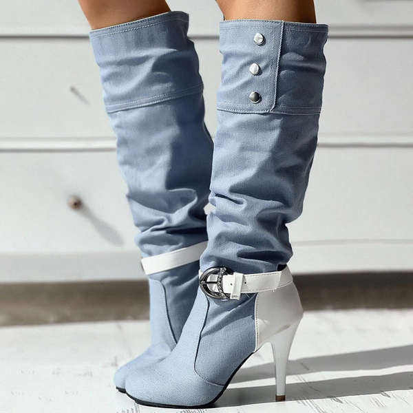 Lichtblauwe dameslaarzen met hoge hak, witte gespsluiting en knopen, modieuze kniehoge schoenen, trendy herfst- en wintermode.