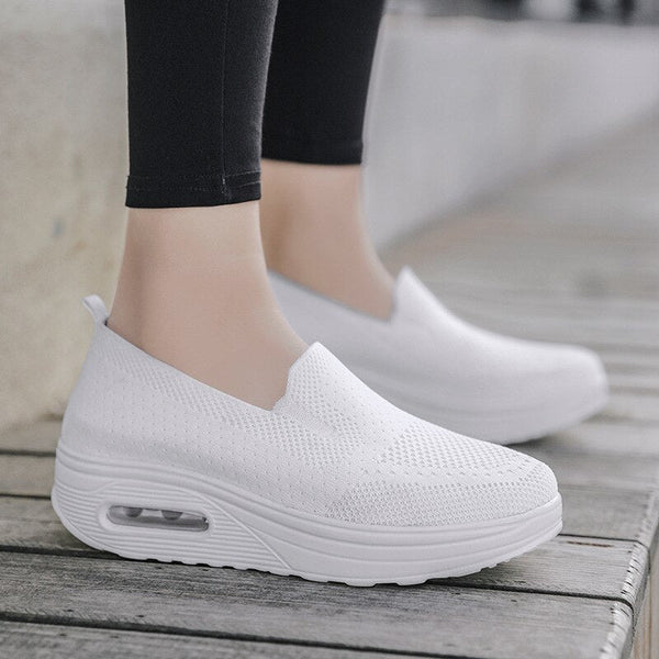 Witte dames sneakers met verhoogde zool, ademend mesh materiaal, slip-on design. Comfortabele sportschoenen voor dagelijks gebruik.