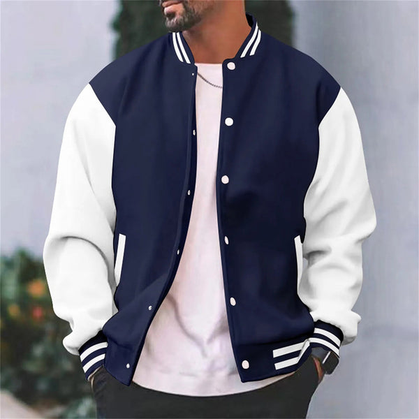 Man in een marineblauw-witte varsity jas, casual stijl, buitenomgeving. Perfect voor herenkleding, streetwear, mode, sportieve look.