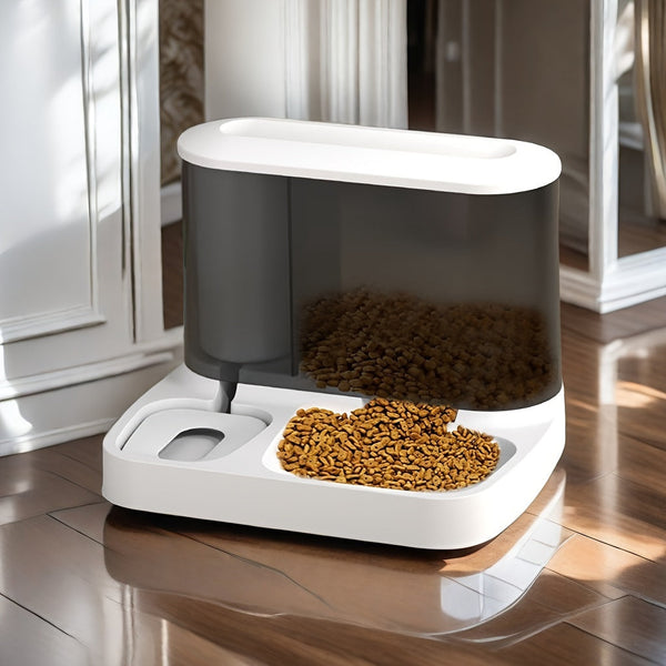 Automatische huisdier voerdispenser op houten vloer, gevuld met droogvoer. Ideaal voor katten en honden. Slimme voederautomaat voor huisdieren.