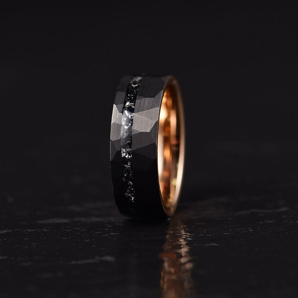 Zwart titanium herenring met gouden binnenkant en diamantaccenten, moderne trouwring, unieke mannenring, luxe sieraden, stijlvolle accessoires.