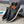 Zwarte leren herenschoenen met witte stiksels, casual instappers, comfortabele rubberen zool, stijlvolle herenschoenen, perfect voor dagelijks gebruik.