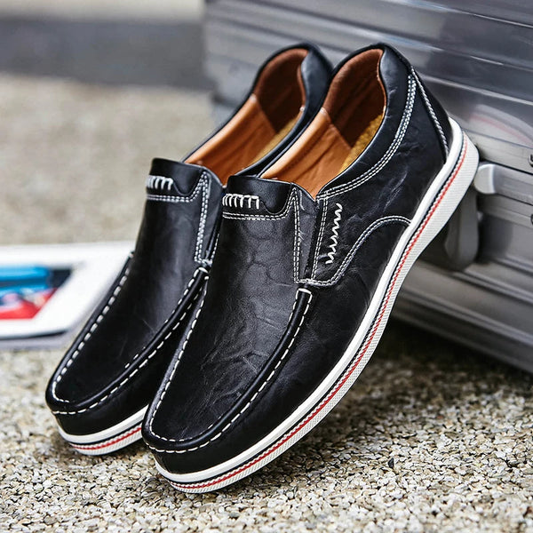 Zwarte leren herenschoenen met witte stiksels, casual instappers, comfortabele rubberen zool, stijlvolle herenschoenen, perfect voor dagelijks gebruik.