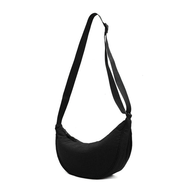 Zwarte schoudertas met verstelbare riem, halvemaanvormig ontwerp. Ideaal voor dagelijks gebruik, modieuze en praktische accessoire voor dames.
