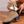 Beige suède laars met pompons en strik, lage hak, trendy damesmode, herfst- en winterstijl, comfortabele en stijlvolle schoenen.