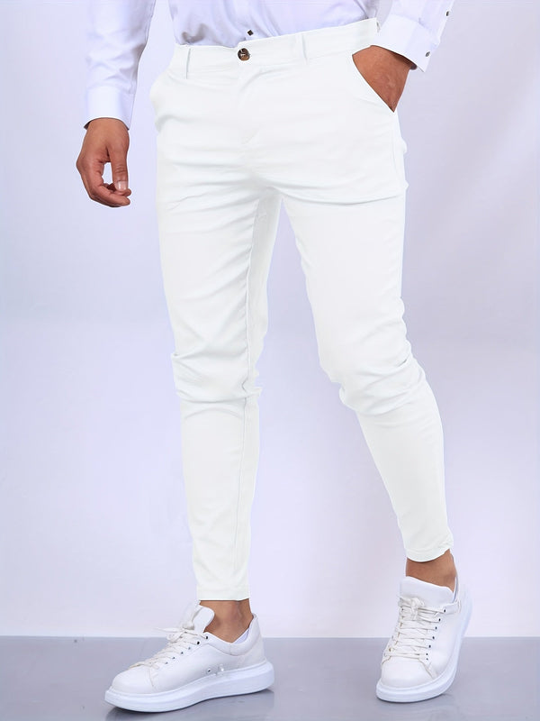 Witte slim-fit herenbroek met knoopsluiting, gedragen met witte sneakers. Stijlvolle en moderne herenmode, ideaal voor casual en formele gelegenheden.