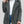 Vrouw in groene teddyjas, witte trui en spijkerbroek. Modieuze winterkleding, comfortabele damesjas, trendy casual outfit.