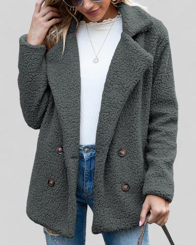 Vrouw in groene teddyjas, witte trui en spijkerbroek. Modieuze winterkleding, comfortabele damesjas, trendy casual outfit.