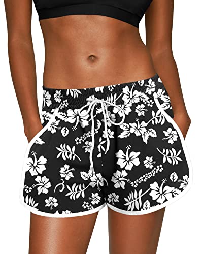 Dames sportshorts met zwart-wit bloemenprint, elastische tailleband en trekkoord, ideaal voor fitness en casual zomeroutfits.