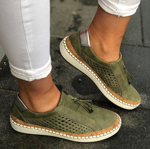 Groene damessneakers met geperforeerd ontwerp en kwastjes, gecombineerd met witte zolen en kurkdetails. Comfortabele casual schoenen voor dagelijks gebruik.