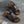Bruine leren sandalen voor heren op grijze achtergrond, met verstelbare bandjes en antislipzool. Perfect voor casual zomeroutfits.