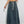 Vrouw in denim maxi-rok met elastische tailleband en witte sneakers, casual mode, trendy dameskleding, comfortabele outfit voor dagelijks gebruik.