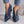 Blauwe enkellaarsjes met slangenprint, puntige neus en lage hak, gedragen met jeans. Modieuze dameslaarzen, trendy schoenen, herfstmode.