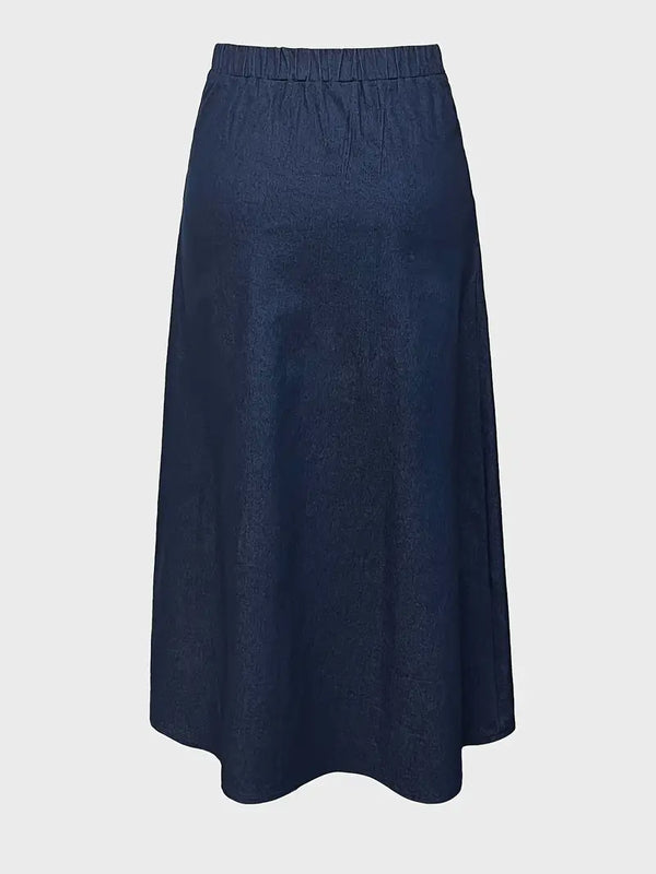 Donkerblauwe midi-rok met elastische tailleband, gemaakt van denim stof. Perfect voor casual en formele gelegenheden. Tijdloze damesmode.