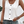 Vrouw in witte kanten top met knoopsluiting en denim shorts, zomerse mode, casual outfit, trendy kledingstijl, sieradenaccessoires.