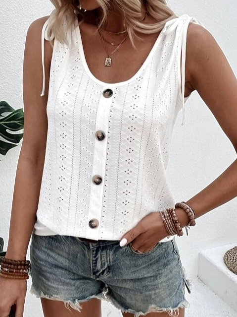 Vrouw in witte kanten top met knoopsluiting en denim shorts, zomerse mode, casual outfit, trendy kledingstijl, sieradenaccessoires.