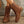 Bruine leren dameslaarzen met veters en rits, casual en stijlvol, perfect voor herfstmode. Comfortabele enkellaarzen op houten vloer.