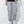 Grijze cargobroek voor heren met zakken, casual streetwear stijl, gecombineerd met witte sneakers. Comfortabele en modieuze herenkleding.