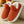 Oranje pluche pantoffels met witte voering, geribbelde textuur en dikke zool, perfect voor wintercomfort en warme voeten thuis.