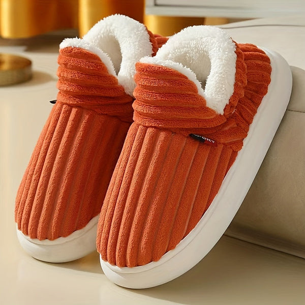 Oranje pluche pantoffels met witte voering, geribbelde textuur en dikke zool, perfect voor wintercomfort en warme voeten thuis.
