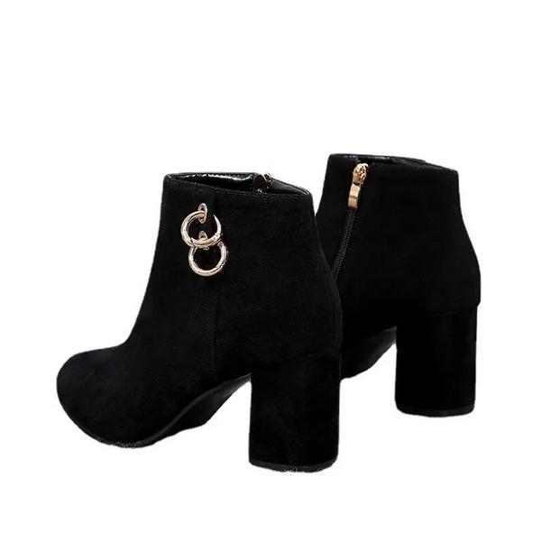 Zwarte suède enkellaarsjes met blokhak en gouden rits, stijlvolle damesmode, perfect voor herfst- en winteroutfits.