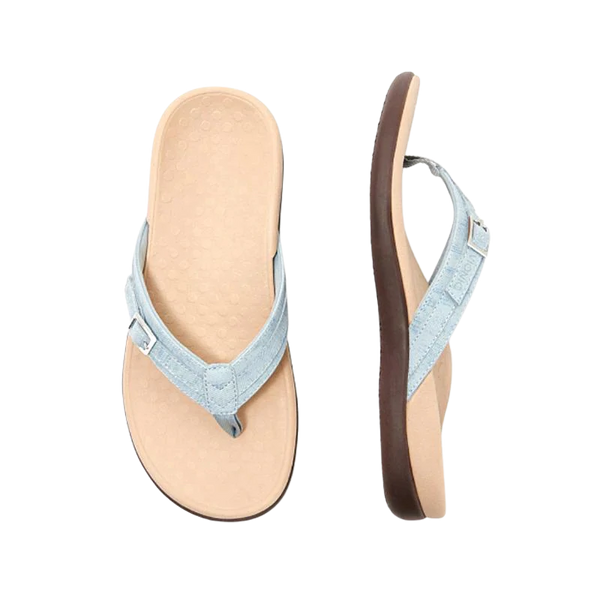 Lichtblauwe dames sandalen met verstelbare bandjes en bruine zool, ideaal voor zomerse casual outfits. Comfortabele en stijlvolle slippers.