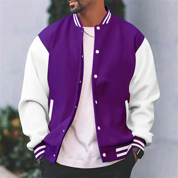 Paarse varsity jas met witte mouwen, gedragen door een man. Trendy herenjassen, casual streetwear, sportieve stijl. Perfect voor herfstmode.