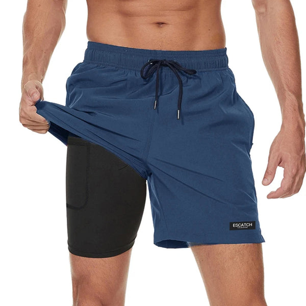 Man in blauwe sportshorts met zwarte compressielaag, toont zakken en elastische tailleband. Ideaal voor fitness en hardlopen.