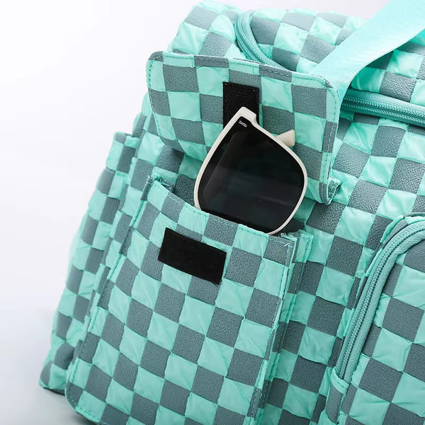 Turquoise geruite rugzak met zonnebril in zijvak, stijlvol en functioneel ontwerp, ideaal voor reizen en dagelijks gebruik.