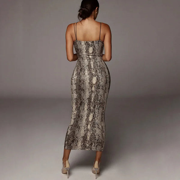 Vrouw in slangenprint jurk, rugaanzicht, modieuze avondjurk, strakke pasvorm, elegante stijl, hoge hakken, trendy damesmode, minimalistische achtergrond.